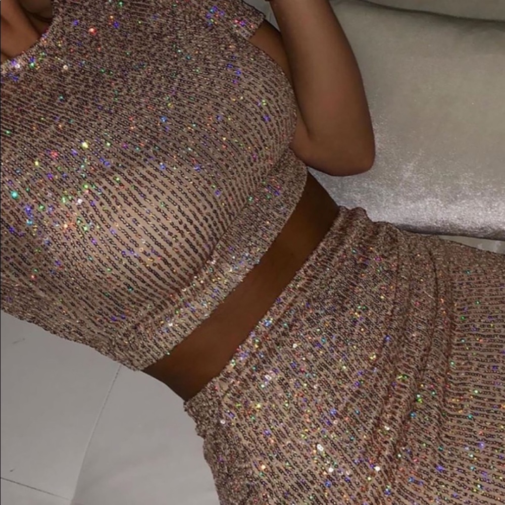 Fashion Nova Glittering Skirt Set in Gold